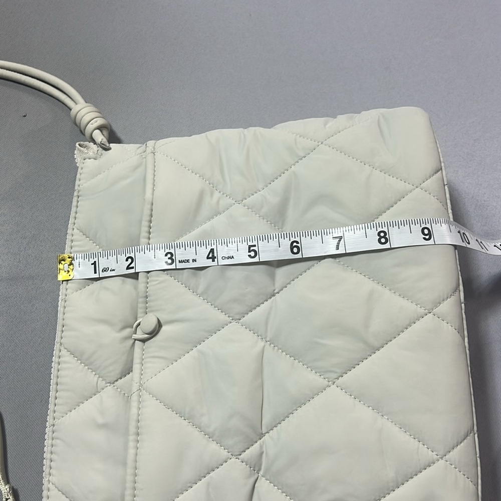 Vera Bradley taupe purse nylon quilted
CLOSET CLEAN OUT SALE! - Picture 9 of 10